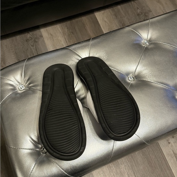 Nike Black and White Slides - Picture 4 of 4
